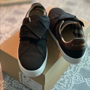 BURBERRY BLACK KNOT SLIP ON TRAINERS US11/42